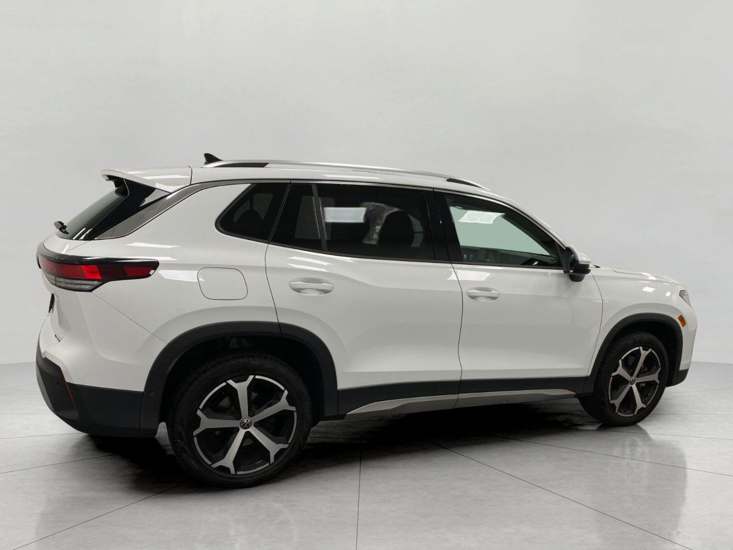 Used 2026 Volkswagen Tiguan SE AWD/4WD image 3