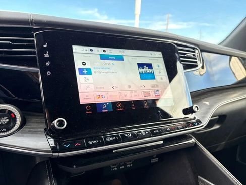 Used 2024 Jeep Wagoneer Series III w/ HD Trailer Tow Package image 32