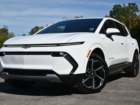 Used 2025 Chevrolet Equinox EV LT w/ Convenience Package image 4