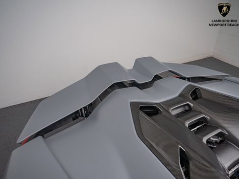 Used 2024 Lamborghini Revuelto image 10