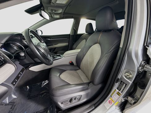 Used 2019 Toyota Camry XLE w/ Sunroof Package image 22