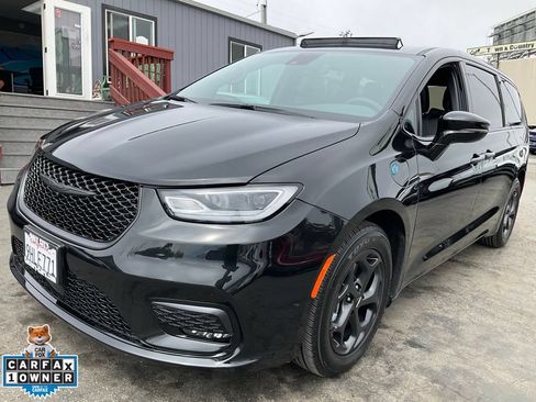 Used 2023 Chrysler Pacifica Limited w/ Uconnect Theater Family Group FWD image 96