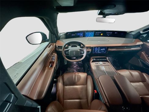 Used 2025 Lincoln Navigator Reserve image 3