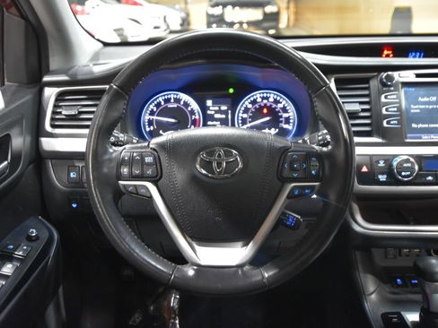 Used 2019 Toyota Highlander XLE AWD/4WD image 15