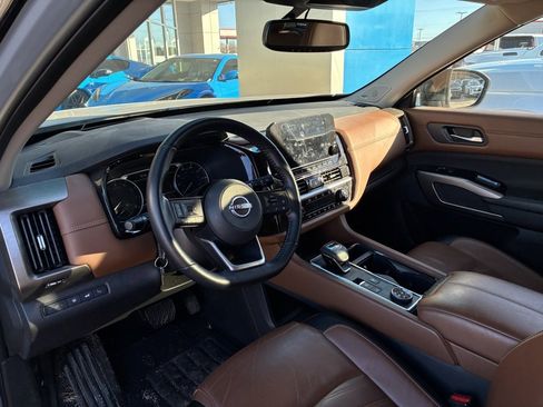 Used 2022 Nissan Pathfinder Platinum w/ Cargo Package image 10