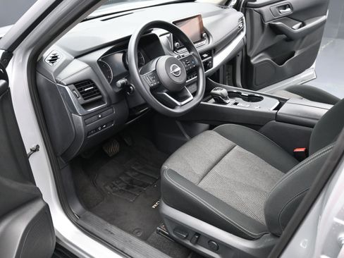 Used 2024 Nissan Rogue SV image 12