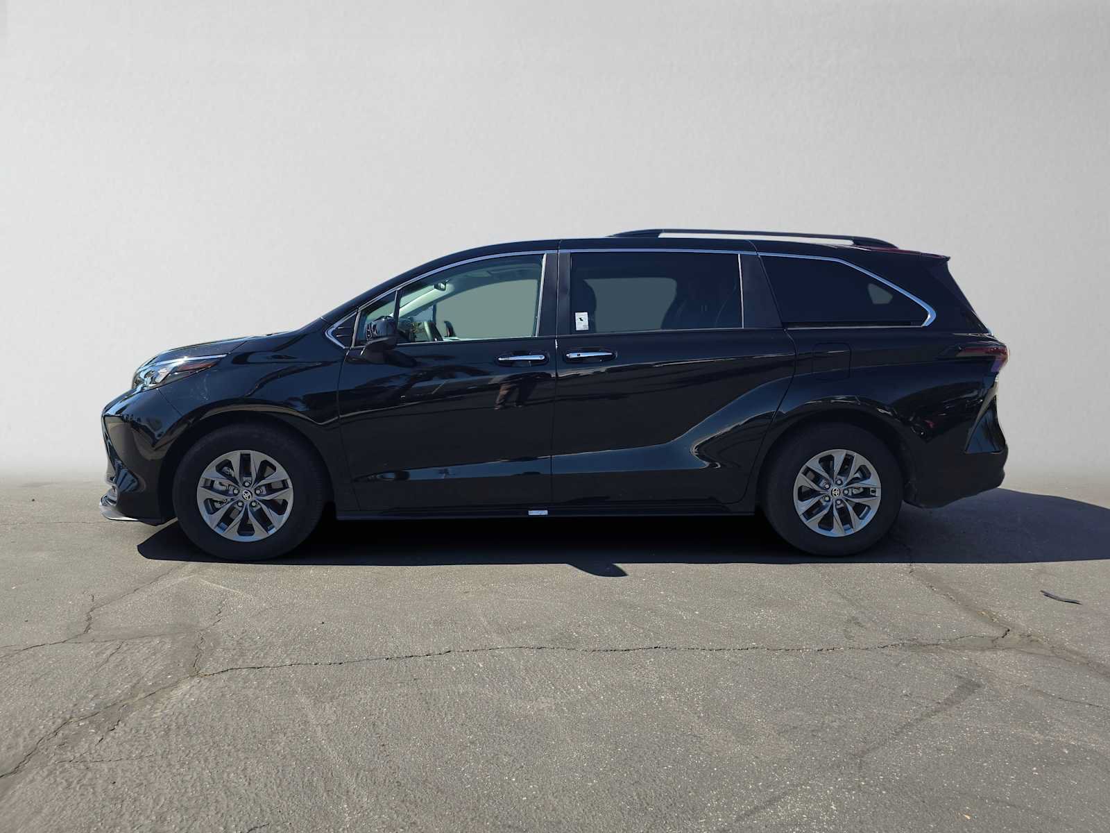 Used 2026 Toyota Sienna XLE FWD image 6