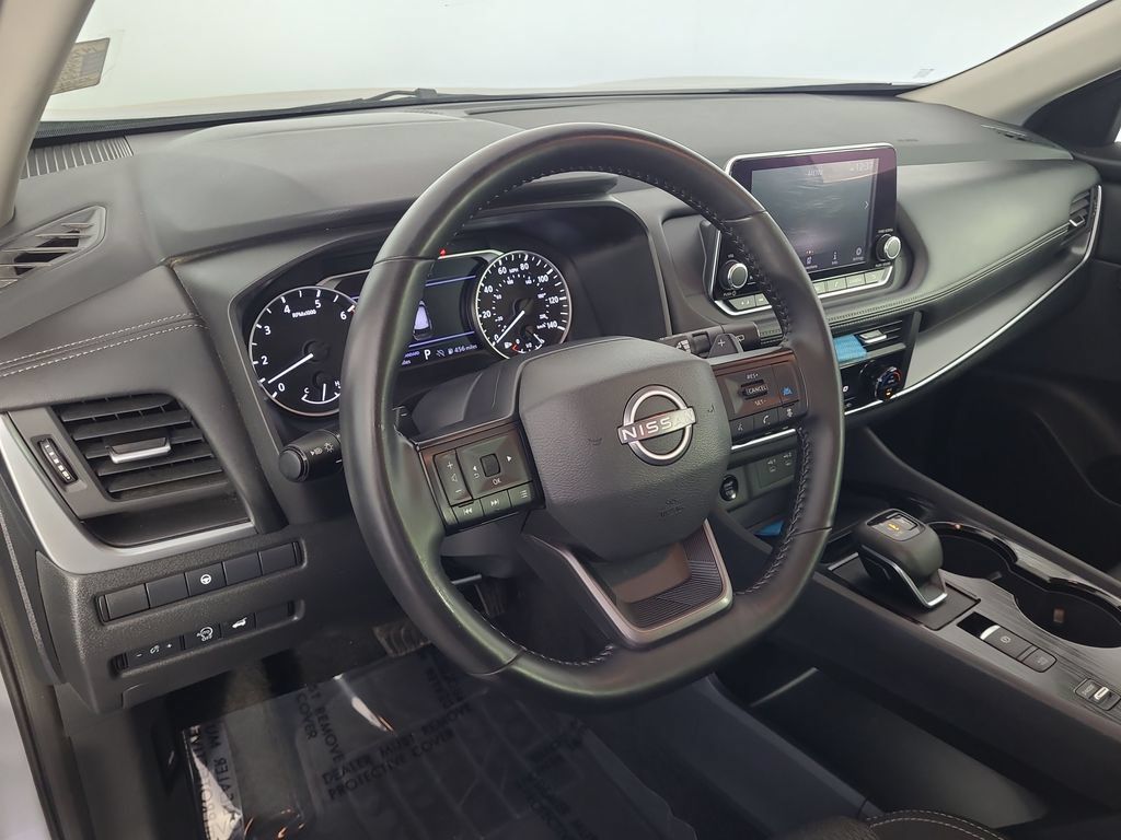 Used 2025 Nissan Rogue SV FWD image 13