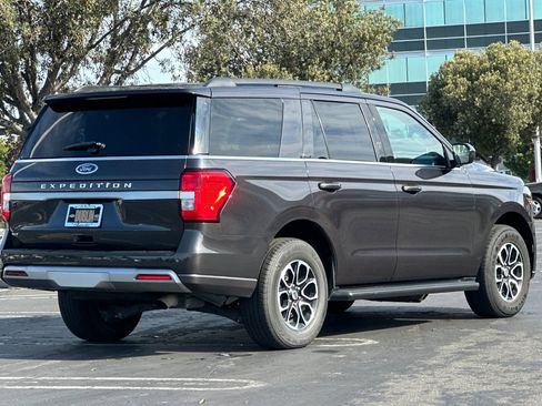 Used 2024 Ford Expedition XLT RWD image 4