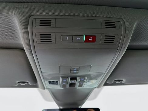 Used 2022 Volkswagen Tiguan SE w/ Panoramic Sunroof Package FWD image 18
