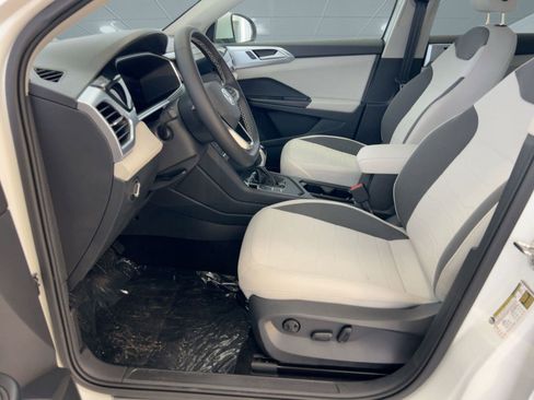 New 2026 Volkswagen Taos SE image 5