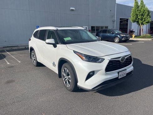 Used 2023 Toyota Highlander XLE image 1