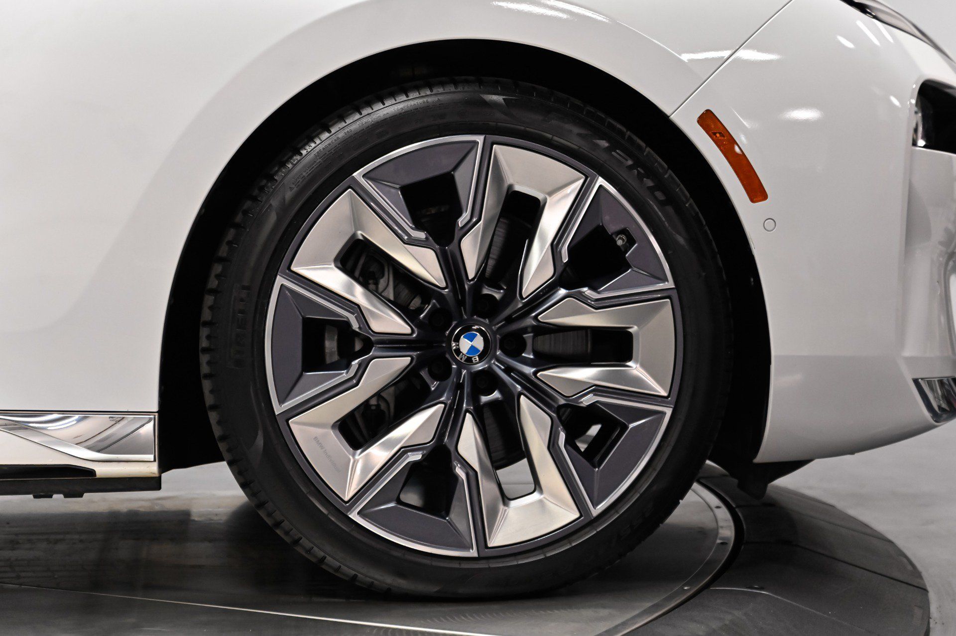 Used 2023 BMW i7 xDrive60 AWD/4WD image 19
