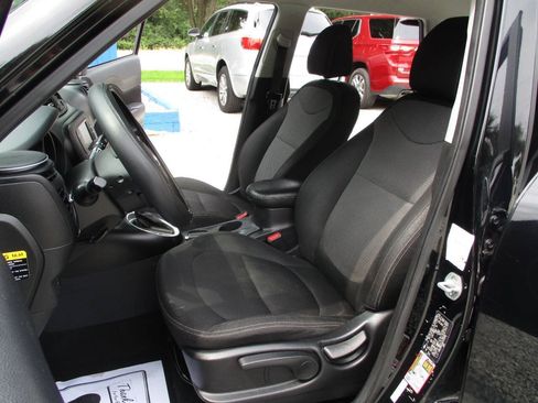 Used 2017 Kia Soul + FWD image 22