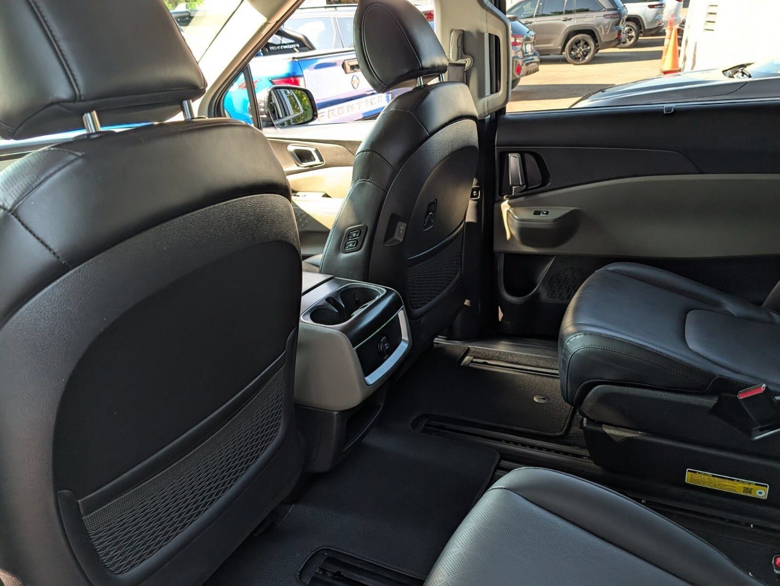 Used 2025 Kia Carnival EX FWD image 20