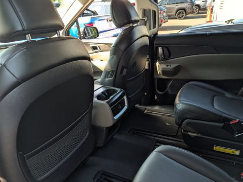 Used 2025 Kia Carnival EX FWD image 20