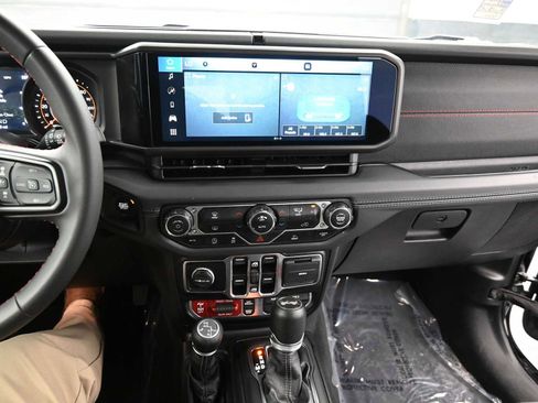 Used 2024 Jeep Wrangler Unlimited Rubicon image 12