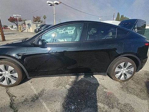 Used 2020 Tesla Model Y Long Range image 2