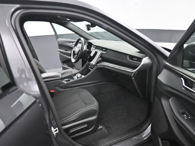 Used 2024 Jeep Grand Cherokee Laredo AWD/4WD image 17