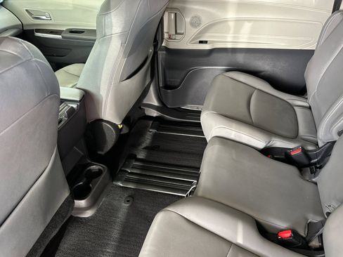Used 2022 Toyota Sienna XLE w/ XLE Plus Package FWD image 12