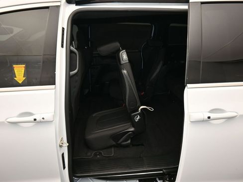 Used 2024 Chrysler Pacifica Touring image 42