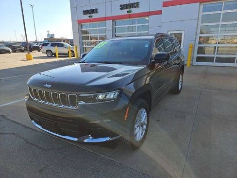 Used 2023 Jeep Grand Cherokee L Laredo image 3