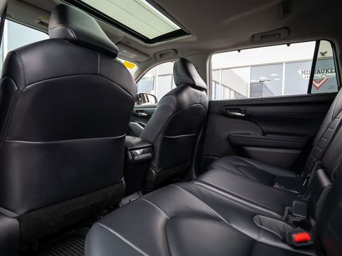 Used 2023 Toyota Highlander L image 31