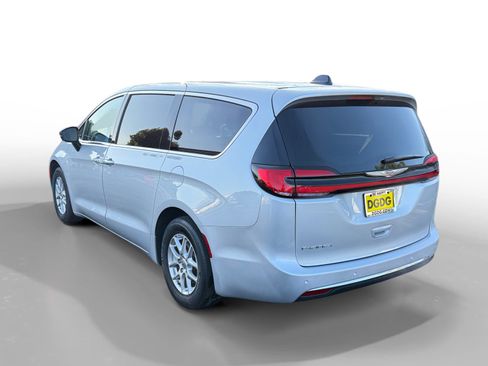 Used 2024 Chrysler Pacifica Touring-L image 3
