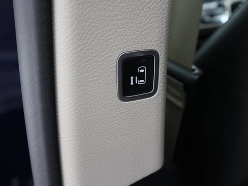 Used 2017 Chrysler Pacifica Touring-L FWD image 38
