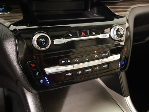 Used 2022 Ford Explorer Limited w/ Equipment Group 301A AWD/4WD image 8