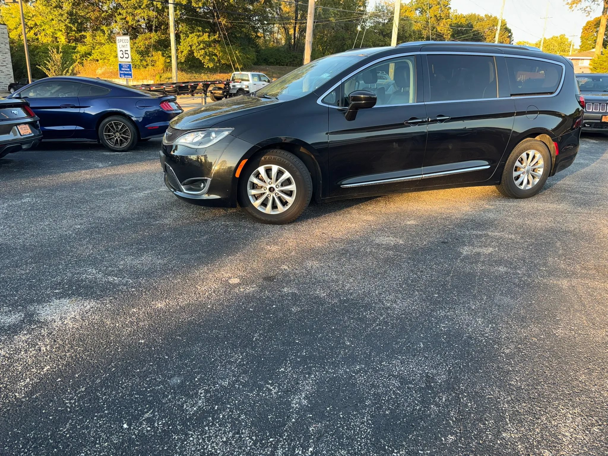 Used 2018 Chrysler Pacifica Touring-L FWD image 2