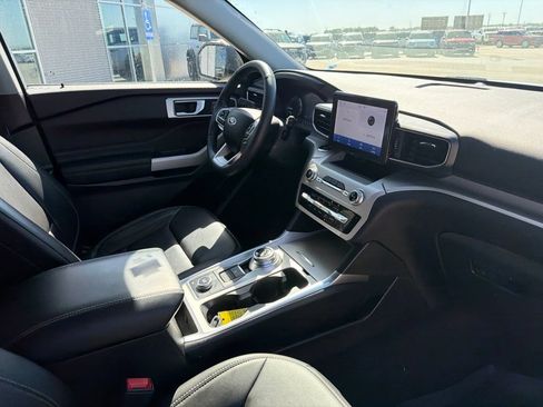 Used 2023 Ford Explorer XLT w/ Equipment Group 202A AWD/4WD image 31