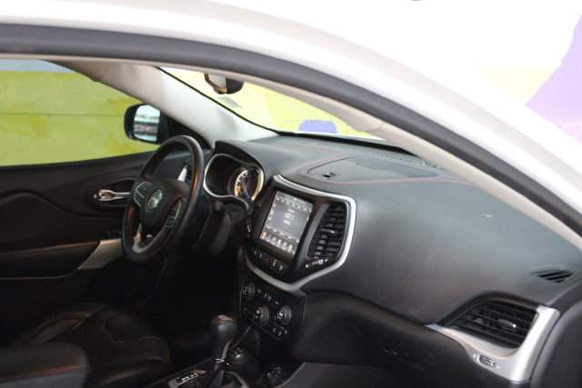 Used 2017 Jeep Cherokee Trailhawk AWD/4WD image 12