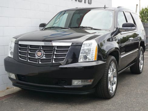 Used 2010 Cadillac Escalade Premium image 2