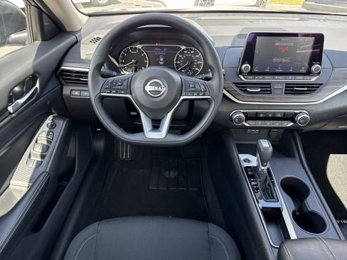 Used 2025 Nissan Altima 2.5 SV FWD image 12