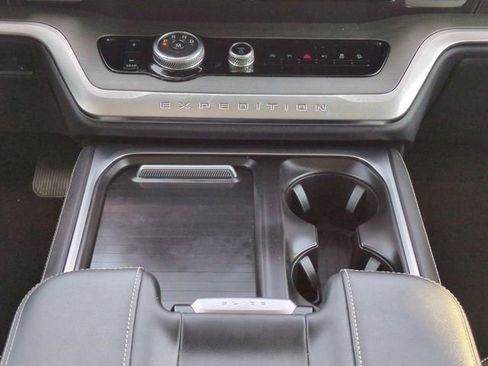 Used 2025 Ford Expedition Platinum image 19