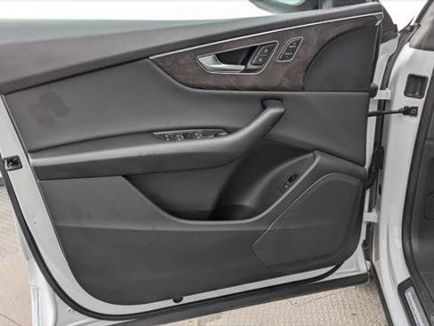 Used 2022 Audi Q8 Premium w/ Convenience Package image 13