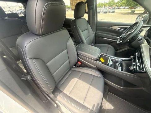 Used 2026 Chevrolet Traverse LT w/ Sun and Wheel Package FWD image 16