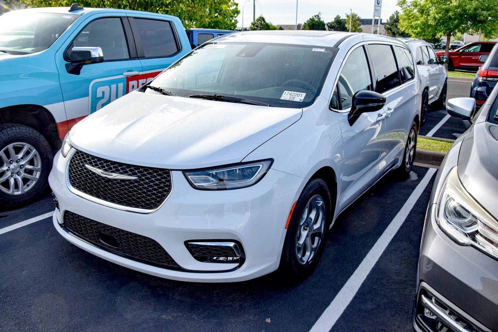 Used 2024 Chrysler Pacifica Limited FWD image 1