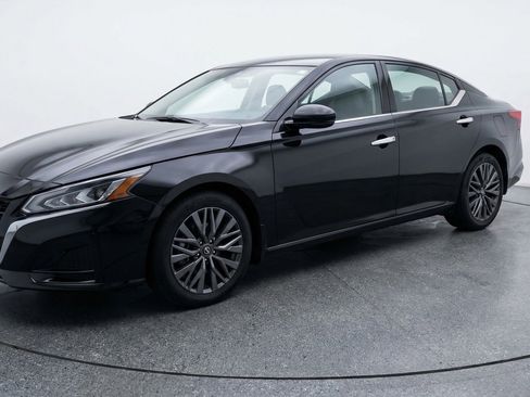Used 2025 Nissan Altima 2.5 SV FWD image 3