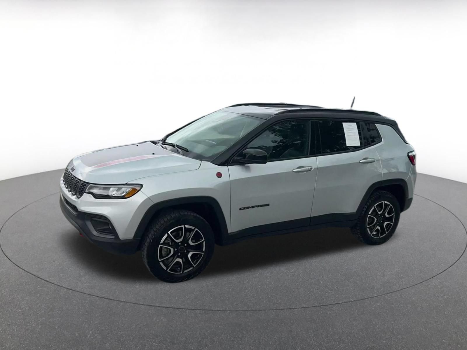 Used 2025 Jeep Compass Trailhawk AWD/4WD image 7