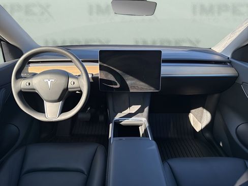 Used 2022 Tesla Model Y Long Range image 12
