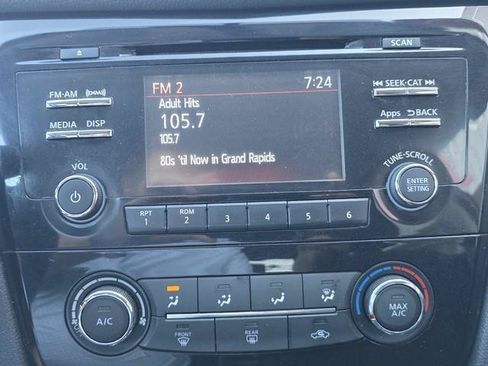 Used 2016 Nissan Rogue SV FWD image 17