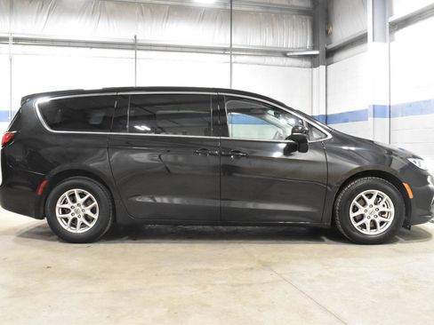 Used 2023 Chrysler Pacifica Touring-L FWD image 28
