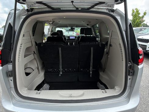 Used 2024 Chrysler Pacifica Touring-L FWD image 13