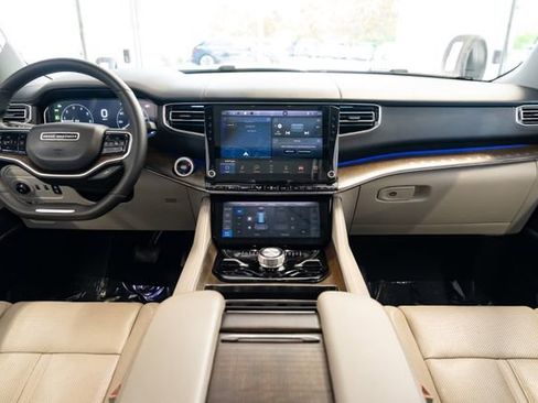 Used 2023 Jeep Grand Wagoneer 4WD w/ Flexible Seating Group image 10