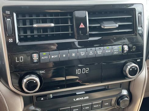 Used 2023 Lexus GX 460 Premium w/ Accessory Package AWD/4WD image 39