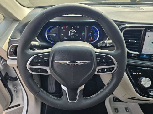 Used 2023 Chrysler Pacifica Touring-L FWD image 16