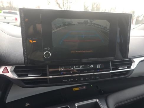 Used 2025 Toyota Sienna LE image 14