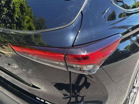 Used 2021 Toyota Highlander XLE AWD/4WD image 10
